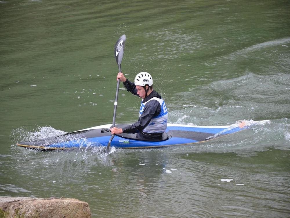 Un membre du RCCK en pleinee compétition de kayak slalom
