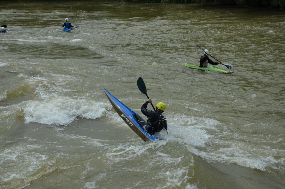 Personne pratiquant le kayak en rivière