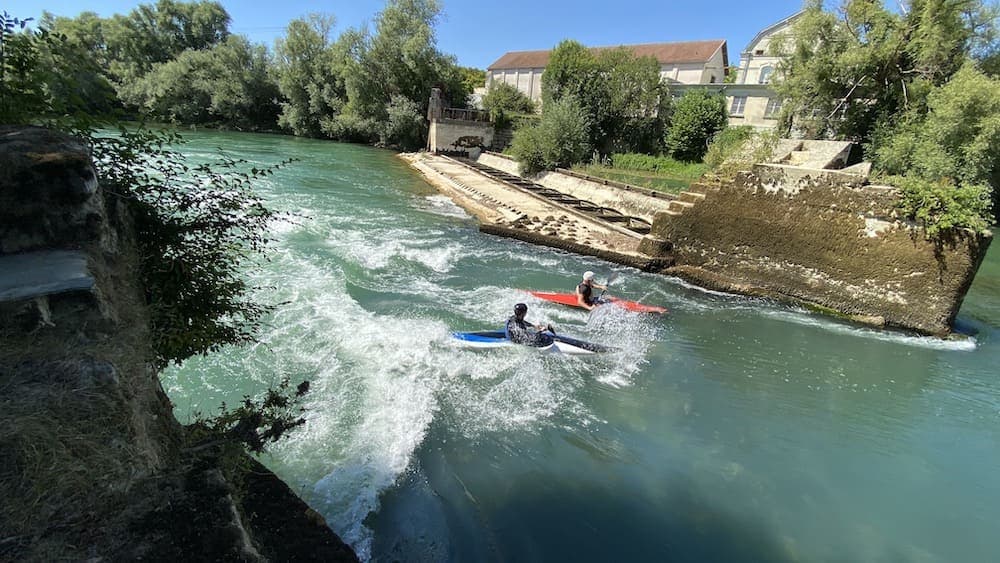 Deux kayaks entrain de surfer la vague de Tours-sur-Marne
