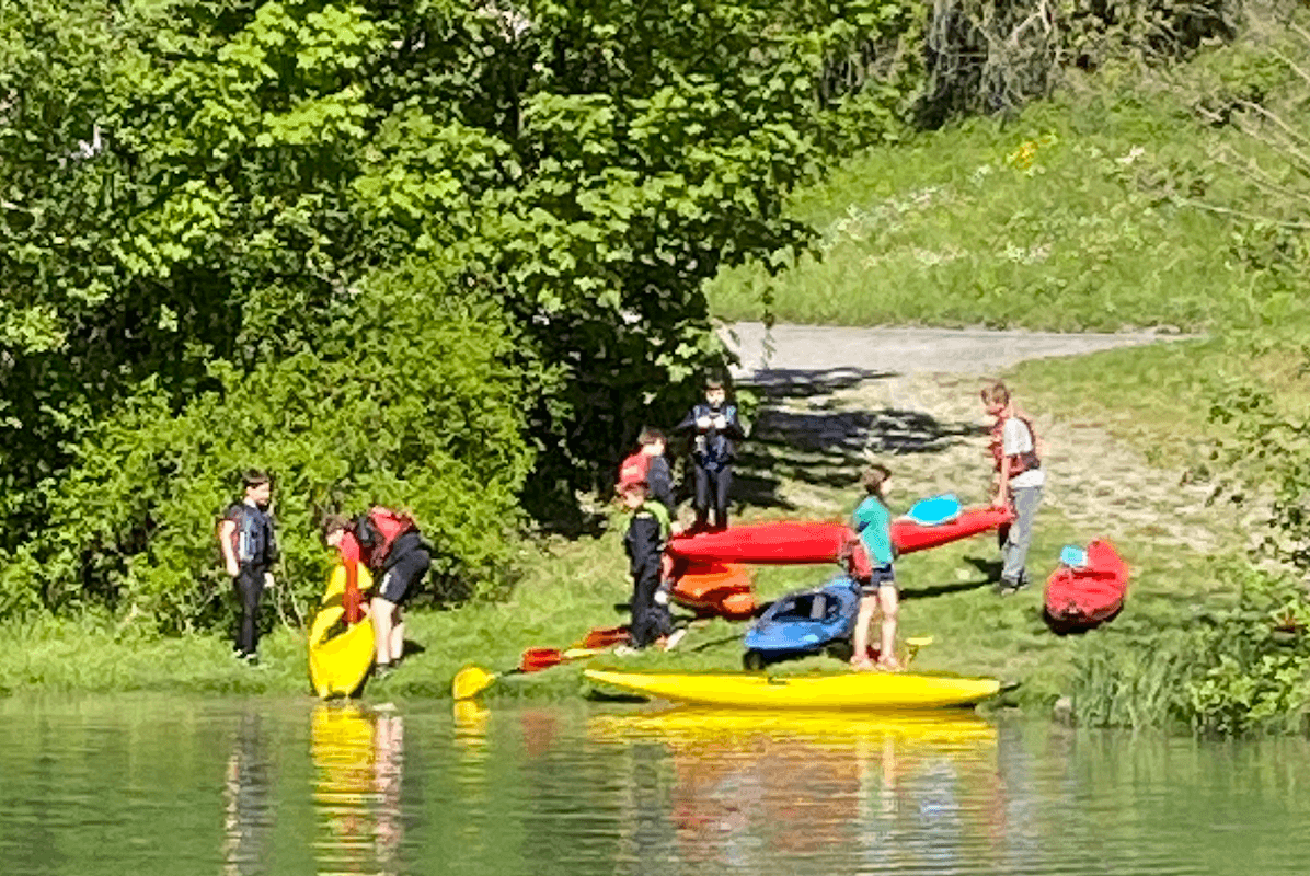 Sept jeunes embarquent en kayak sur la rivière Aisne à Rethel lors d’un stage de découverte